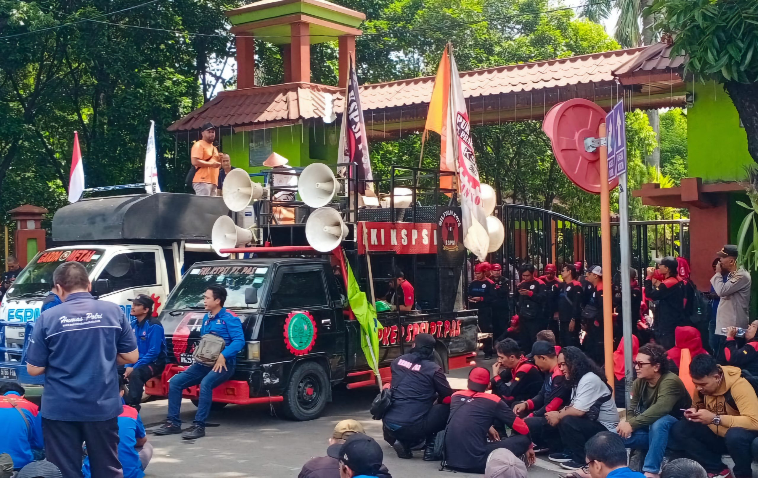 Unjuk rasa Aliansi Buruh Bekasi Melawan